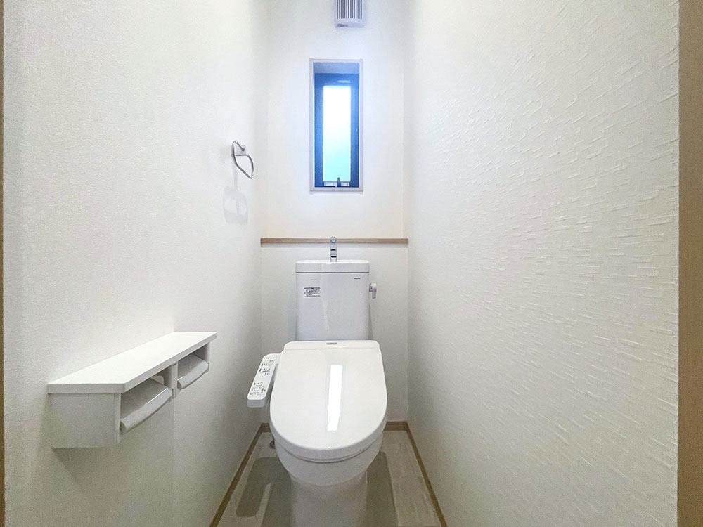 2階トイレは音が気にならないように、部屋と隣接してません。