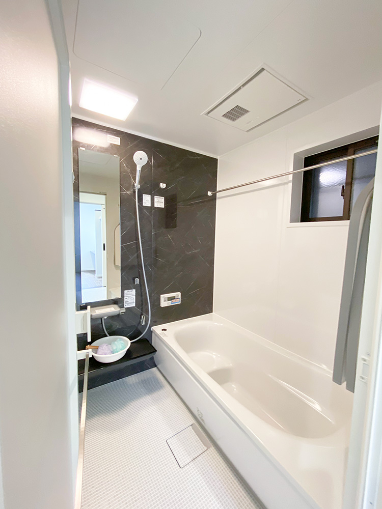 バスルーム<br> 落ち着いたデザインのシックなバスルームです。