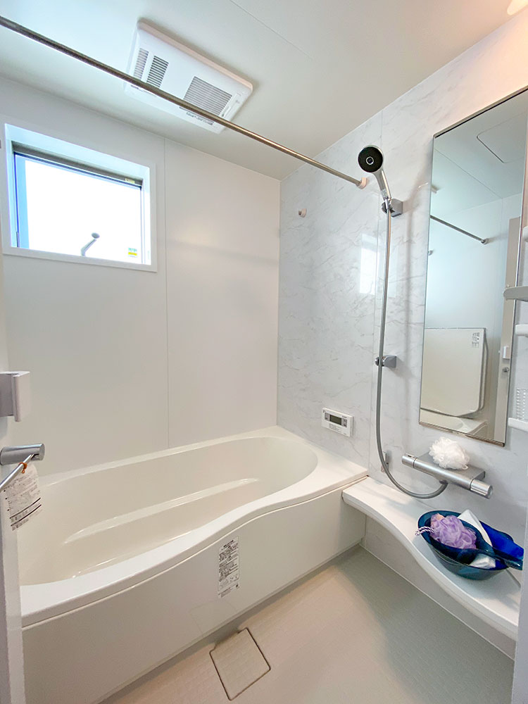 LIXILのバスルーム<br>
お湯が真上から降り注ぎ一瞬で体を包み込む。シャワーだけでもたっぷりリラックスできるバスルーム。