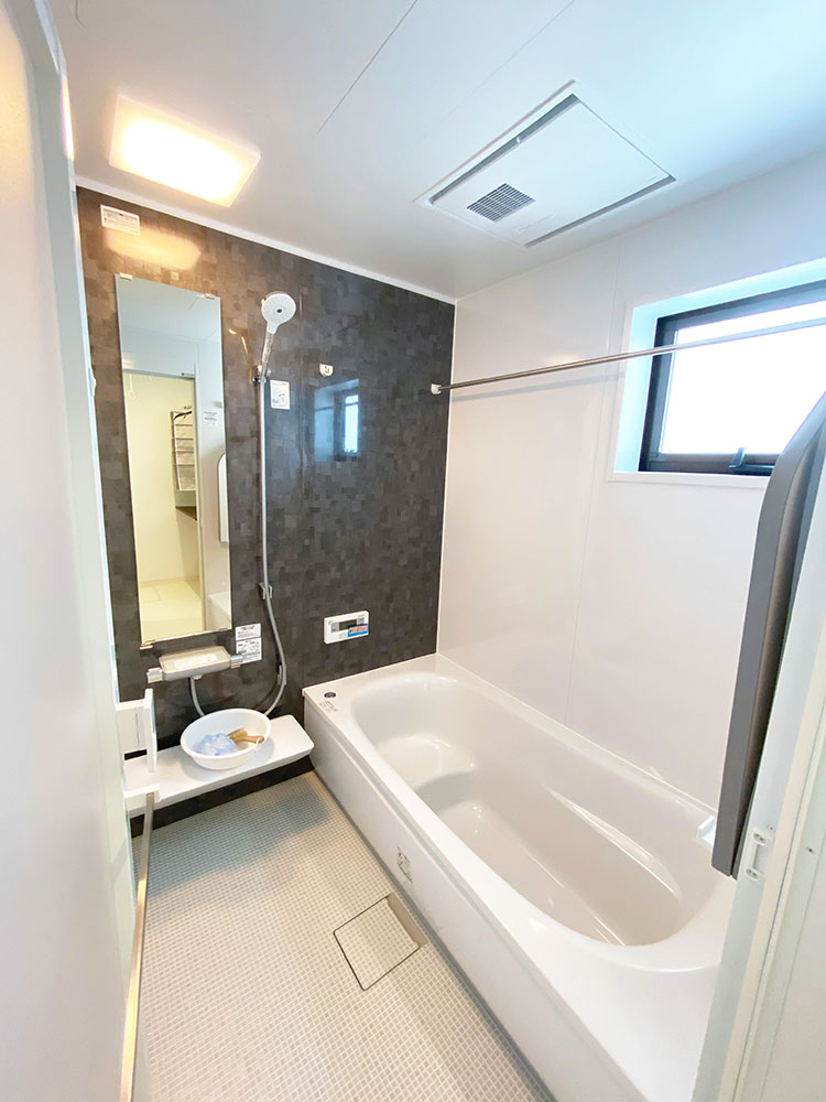 バスルーム<br> 乾きやすく・カビにくくお手入れがラクな床に断熱材で包み込んだ魔法びん浴槽。