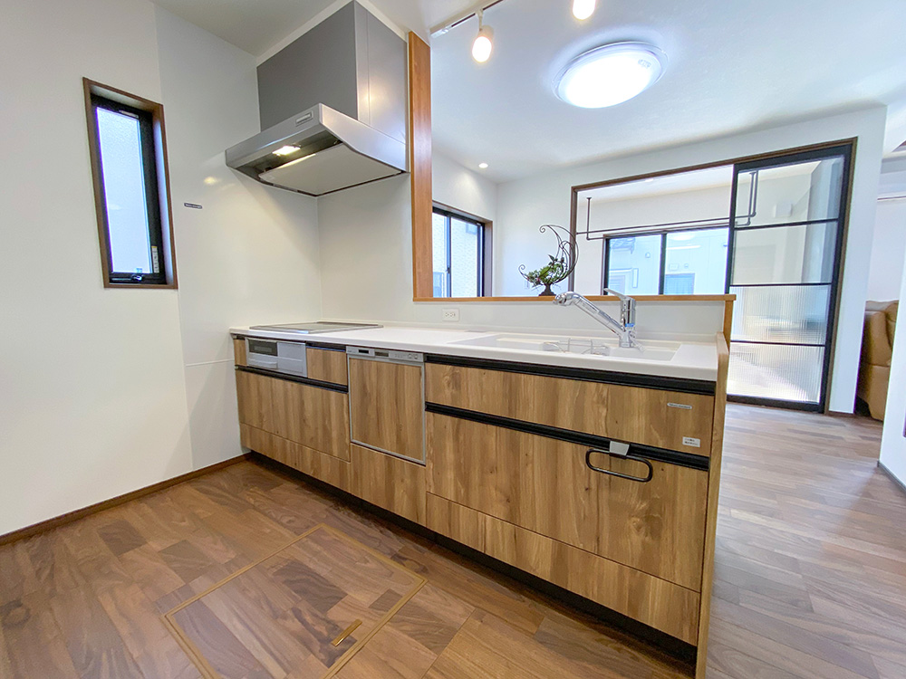 タカラの木製キッチン<br> 鉄の強さとガラスの美しさをあわせ持つ高品位ホーローが各所に使われています。扉には硬くて丈夫な「高圧メラミン面材」を採用。