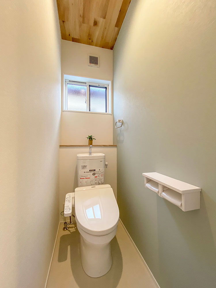 2階 トイレ<br>
2階にもトイレがございますので、混雑する朝にとても便利です。
