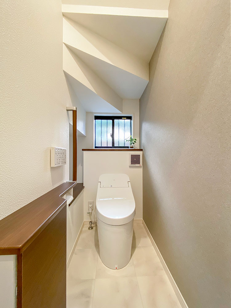 1階 トイレ<br>
アクセントクロスは流行りのくすみカラーを採用しました。シンプルで可愛らしいトイレに仕上がりました。