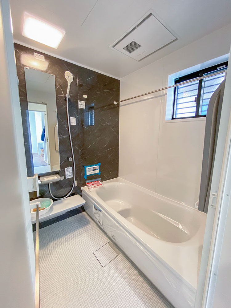 バスルーム<br>
バスルームはTOTOの「サザナ」を採用しました。乾きやすく・カビにくくお手入れがラクな床に断熱材で包み込んだ魔法びん浴槽になっています。