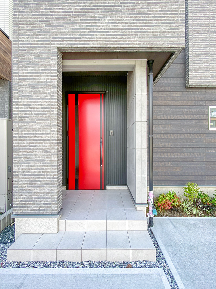 ★POINT 1★<br> ビビットな赤い玄関ドアを採用。建売住宅には見えません。