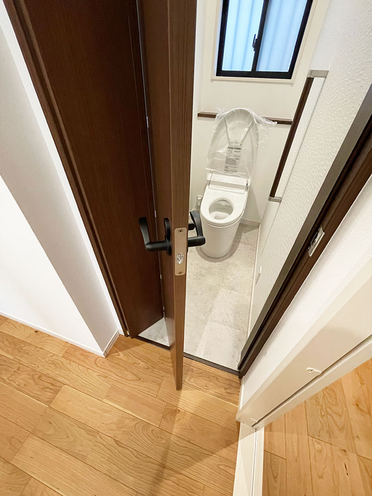 1階 トイレ<br>
シンプルなデザインのトイレです。手すり付きだから立ち座りも安心！