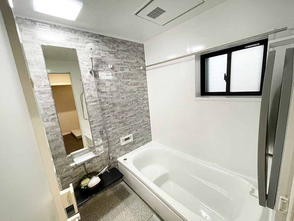 バスルーム<br>
一日の疲れを癒してくれるバスルーム。落ち着いたデザインで居心地の良い空間に。