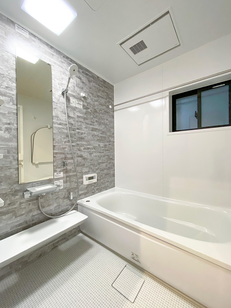 バスルーム<br> TOTOの冷気をシャットアウトするW断熱構造のお掃除ラクラクほっカラリ床を採用しています。