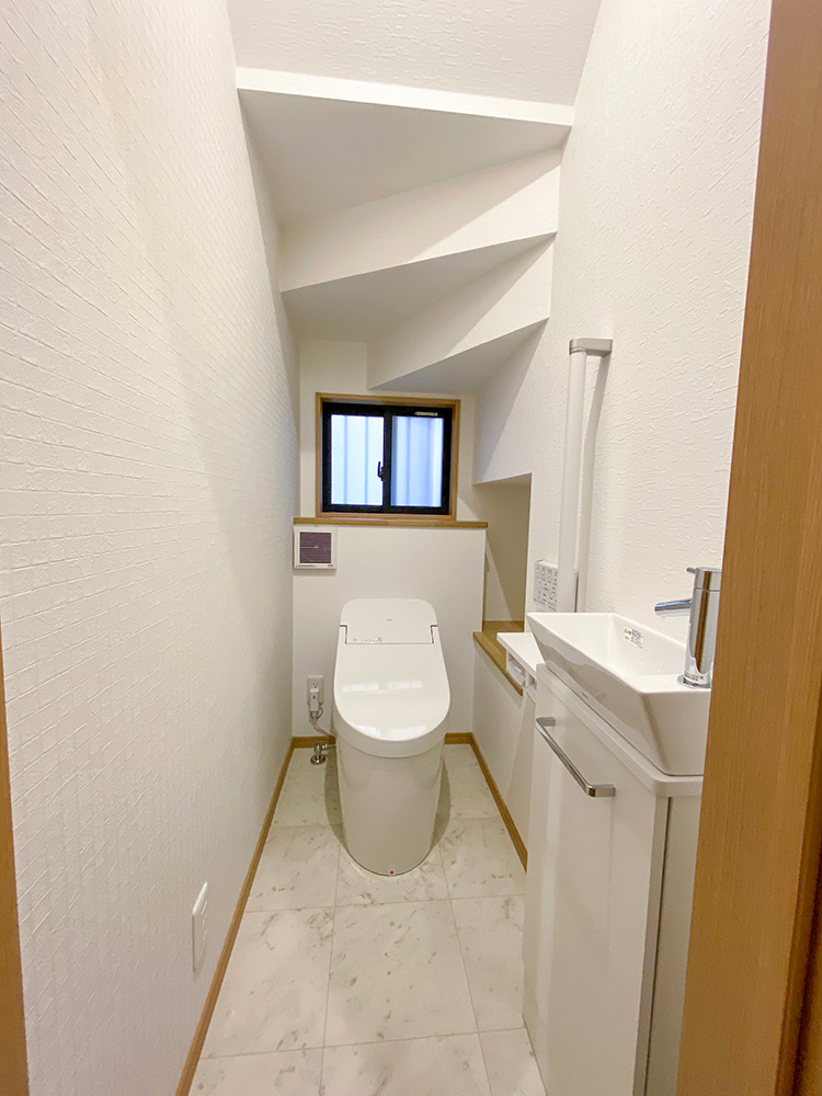 1階トイレ<br> 凹凸が少なくスッキリとしたデザインなのでお掃除ラクラク♪