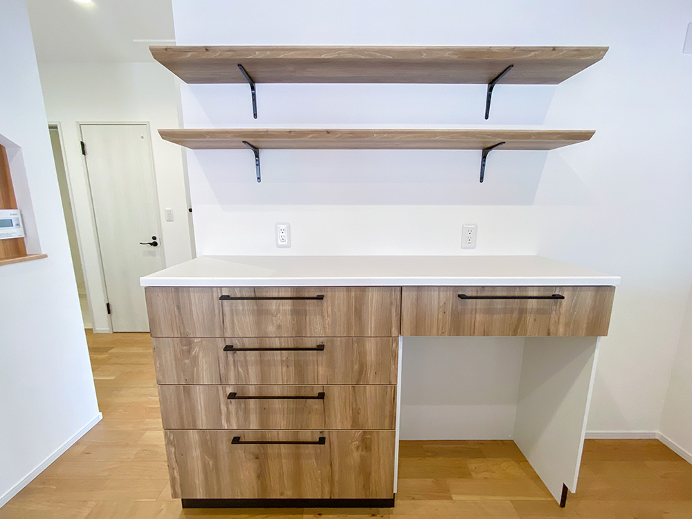 キッチン背面収納<br> 通常の背面収納より少し高さがあります。