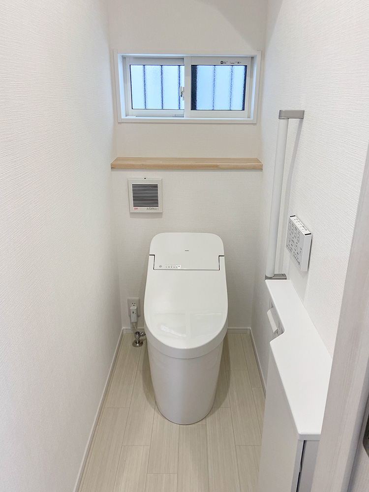 1階トイレ<br> ホワイトを基調とした明るい印象のトイレです。手すり付きなので立ち座りも安心！