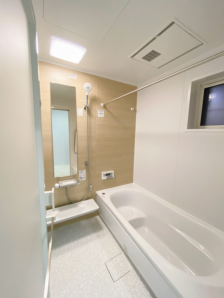 バスルーム<br> 乾きやすく・カビにくくお手入れがラクな床に断熱材で包み込んだ魔法びん浴槽を採用しています。