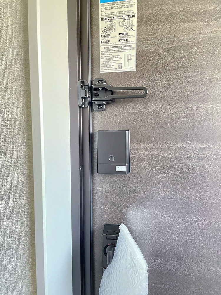 玄関はYKKAPのポケットKeyを採用<br>
鍵を取り出さずにお家へ入れます。
<br><br>
カギ穴を見せない高い防犯性と便利な機能を両立したスマートコントロールキー搭載の新しい玄関ドアです。

