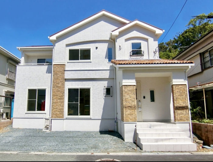 カラフルなレンガが特徴の人気の南欧風の外観 株式会社ベスト ハウジング