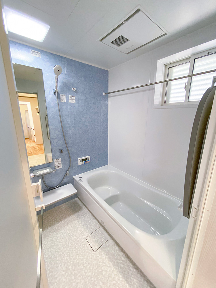 バスルーム<br> 乾きやすく・カビにくくお手入れがラクな床に断熱材で包み込んだ魔法びん浴槽。浴室換気暖房乾燥機付き。