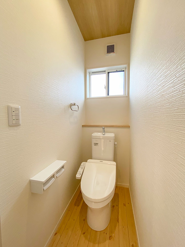 2階 トイレ<br>
2階にもトイレを設置しました。混雑する朝にとても便利です。