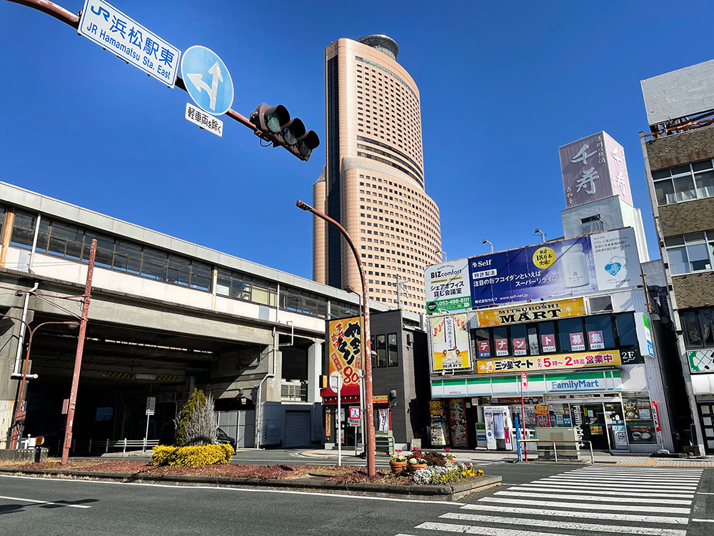 <br>浜松駅東交差点を渡ってすぐのテナント