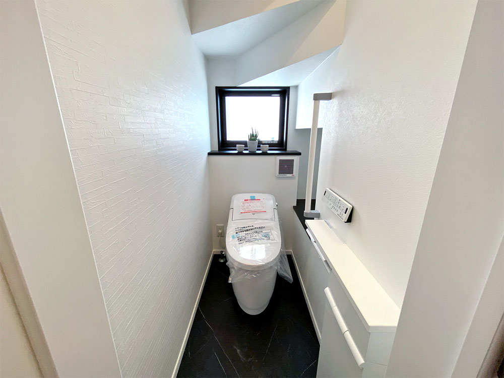 トイレ／ＬＩＸＩＬ：コンパクト＆ローシルエットデザインがゆとりの空間を演出。　自動開閉。